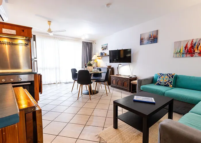 Ghadirabay Seafront With Sea Views By Homely Daire