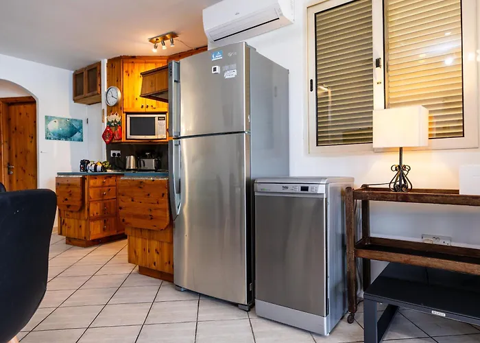 Daire Ghadirabay Seafront With Sea Views By Homely *